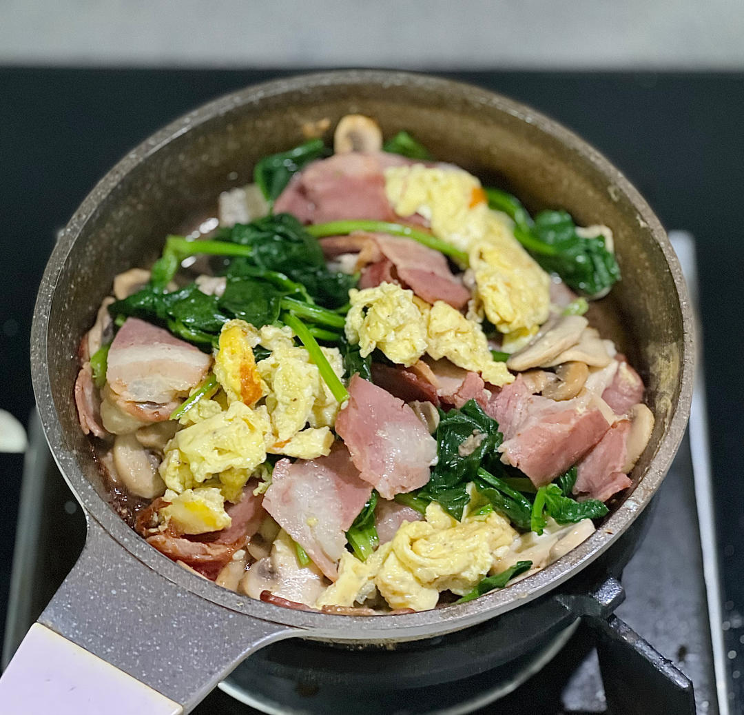 快手菜 口蘑培根鸡蛋炒菠菜