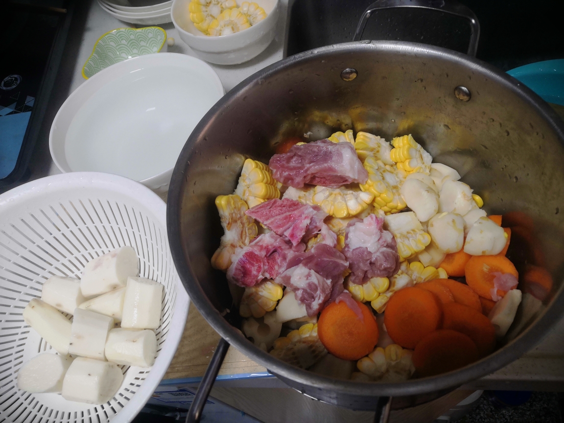 胡萝卜玉米莲藕汤的做法 步骤2