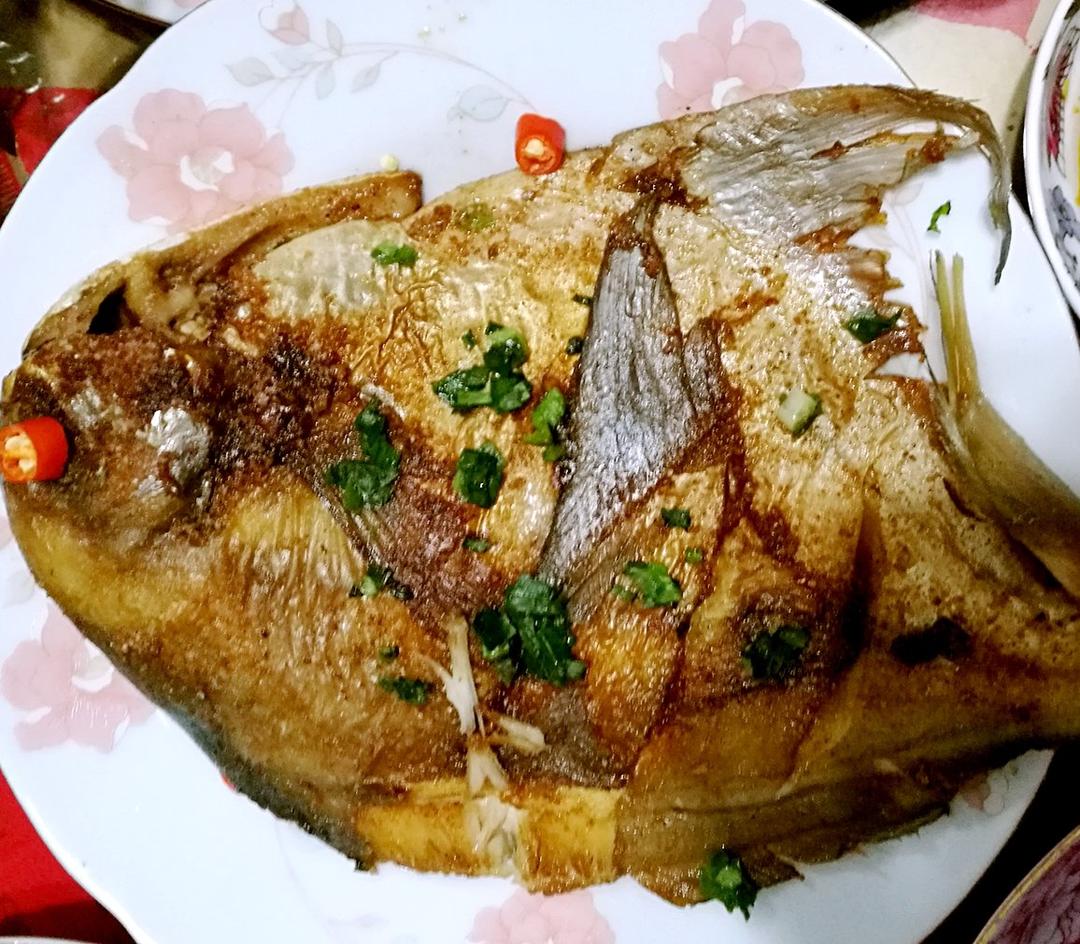 香煎鲳鳊鱼:( 堪比烧烤摊:)