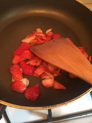 酸酸甜甜就是你的草莓🍓蛋黄溶豆宝宝手抓零食的做法 步骤2