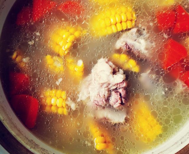 胡萝卜玉米猪骨汤的做法