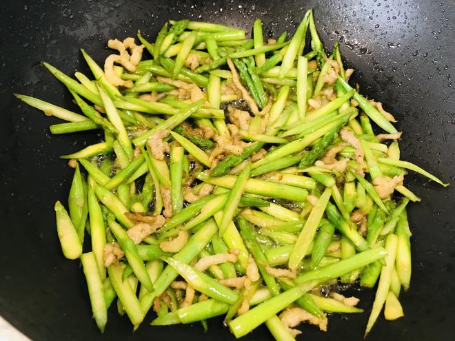 超级简单又好吃的芦笋炒肉丝的做法