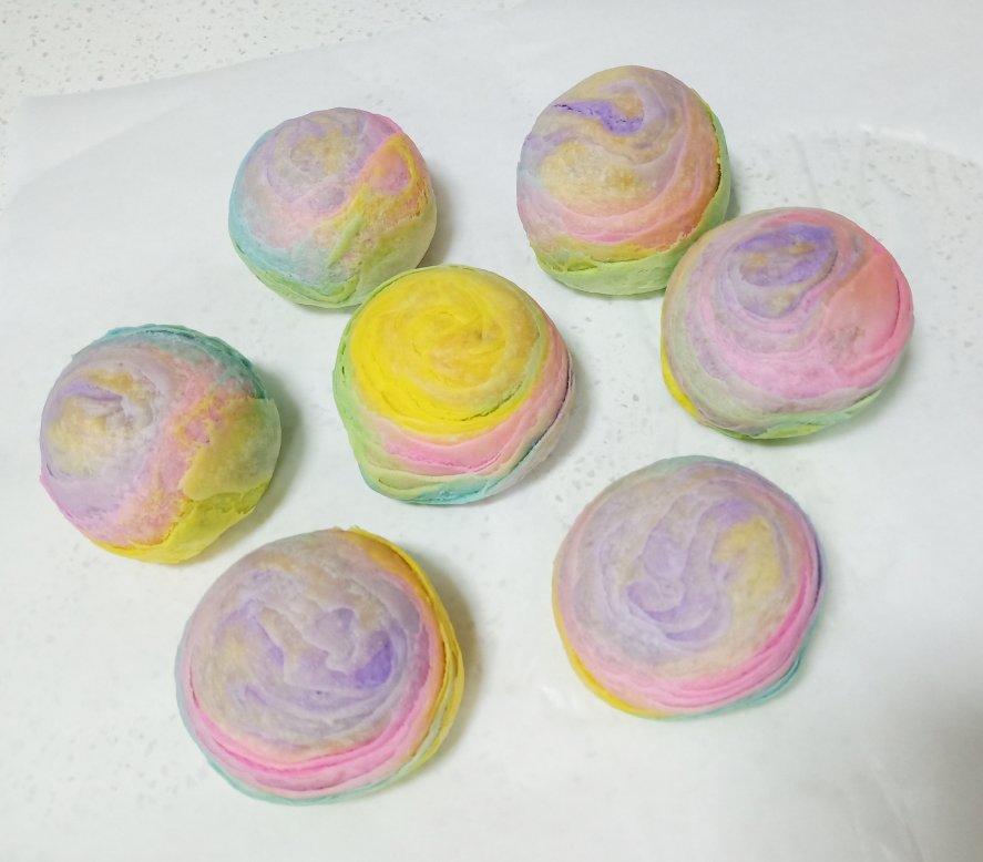 少女心爆棚的彩虹🌈蛋黄酥（转自烘焙帮）