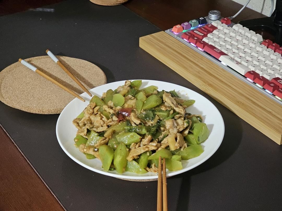 简单好吃下饭的莴笋炒肉来啦！