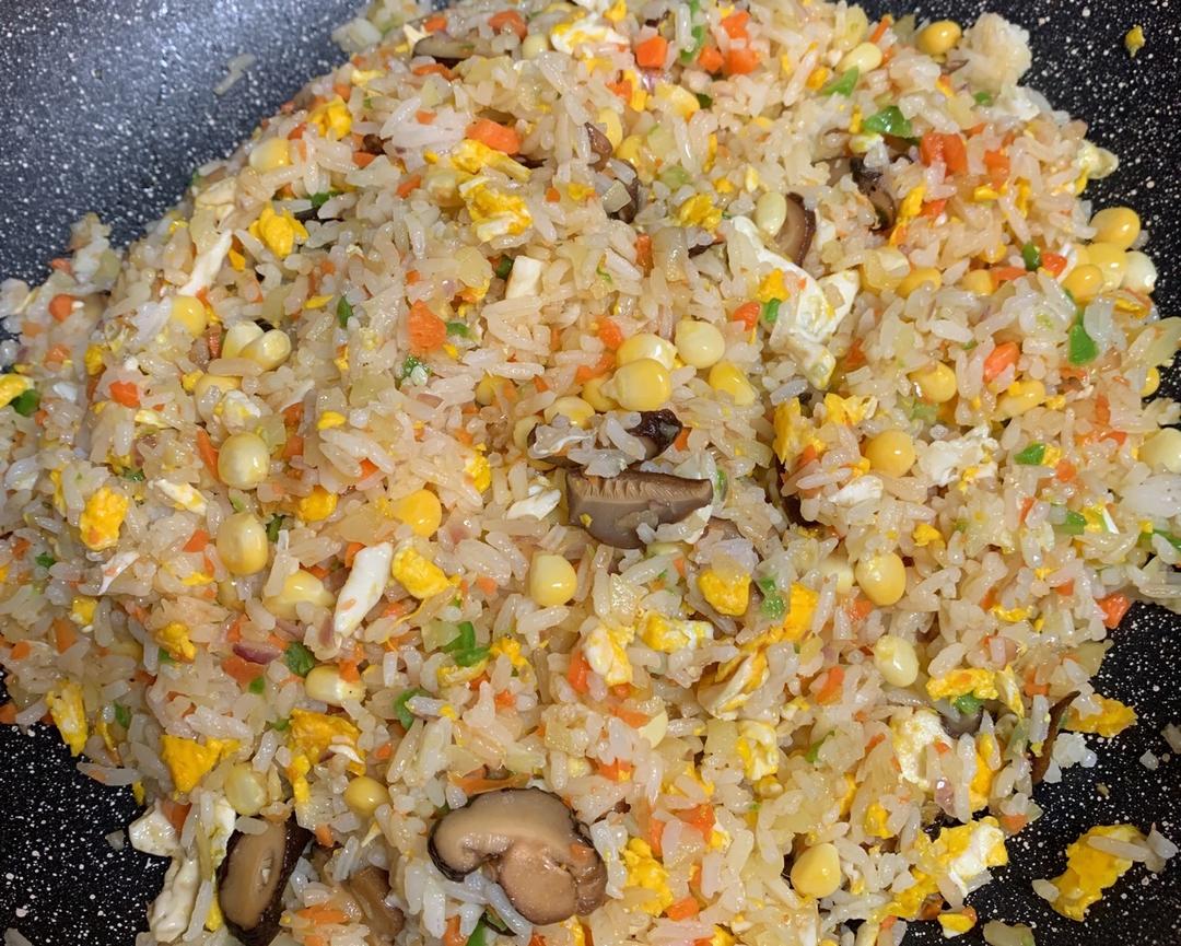 炒饭系列2⃣️🤩营养美味“红黄绿素菜炒饭”的做法