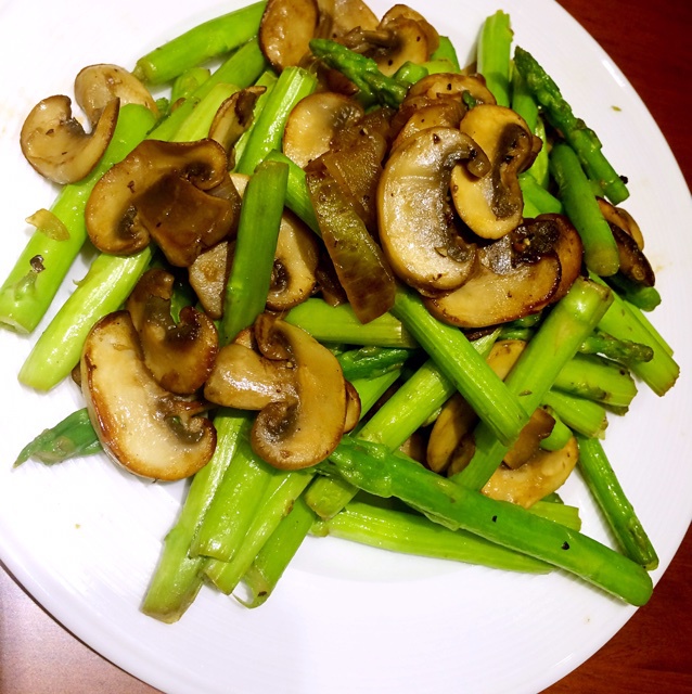 芦笋炒蘑菇
