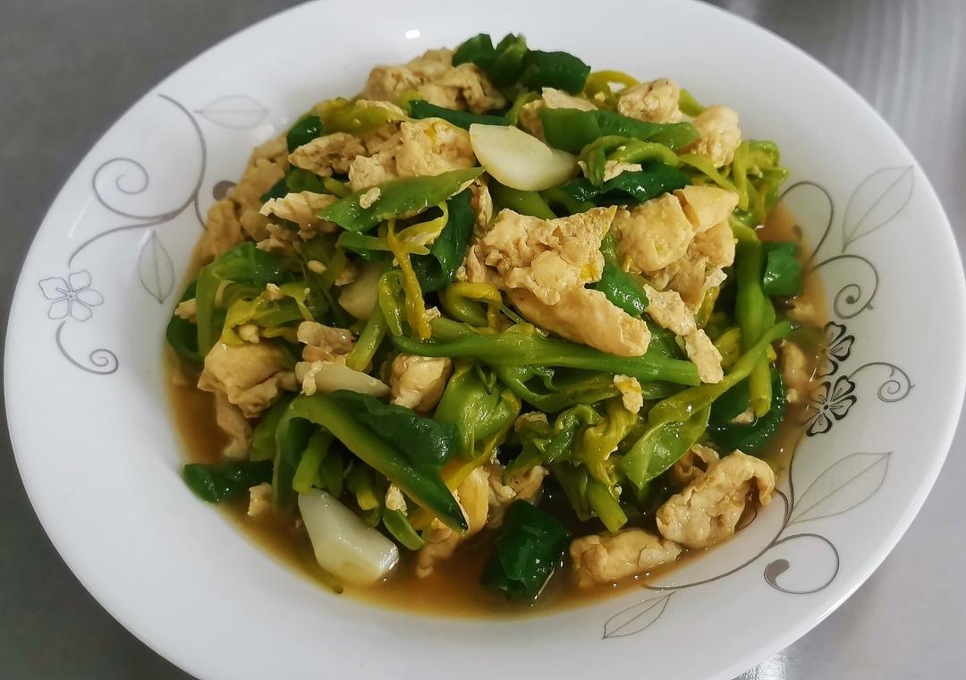 鲜黄花菜炒鸡蛋（秋水仙碱必须处理干净）