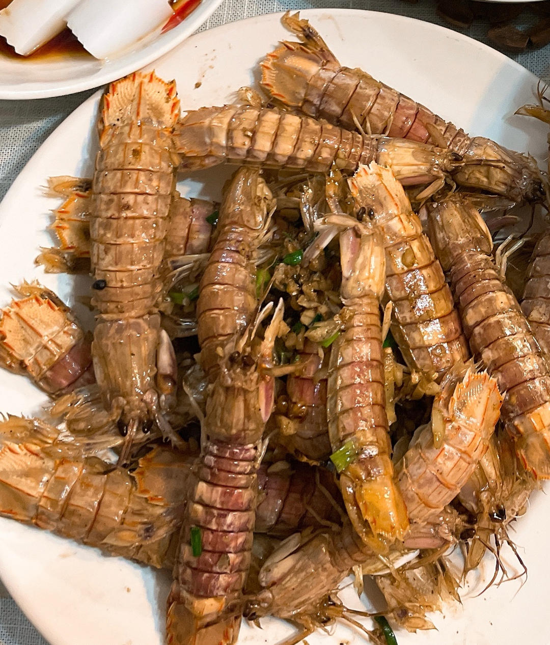 无油炸版的椒盐皮皮虾和巧拨虾壳的方法