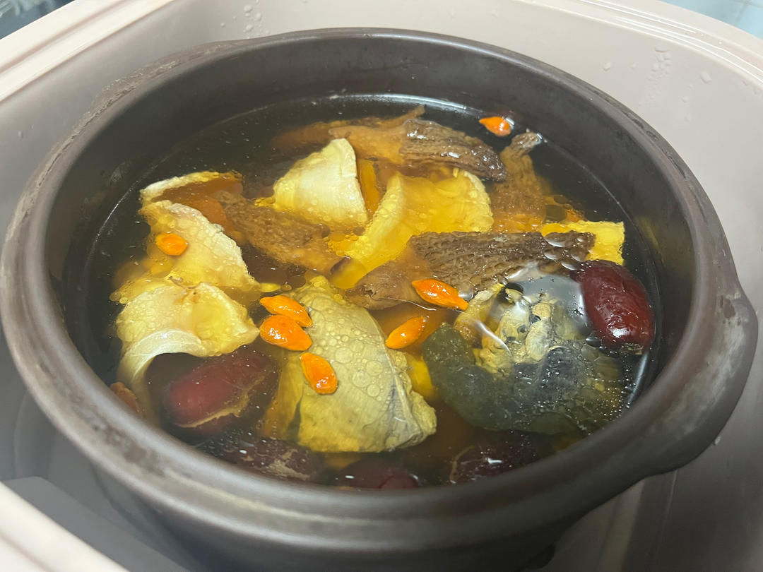 羊肚菌花胶乌鸡炖汤