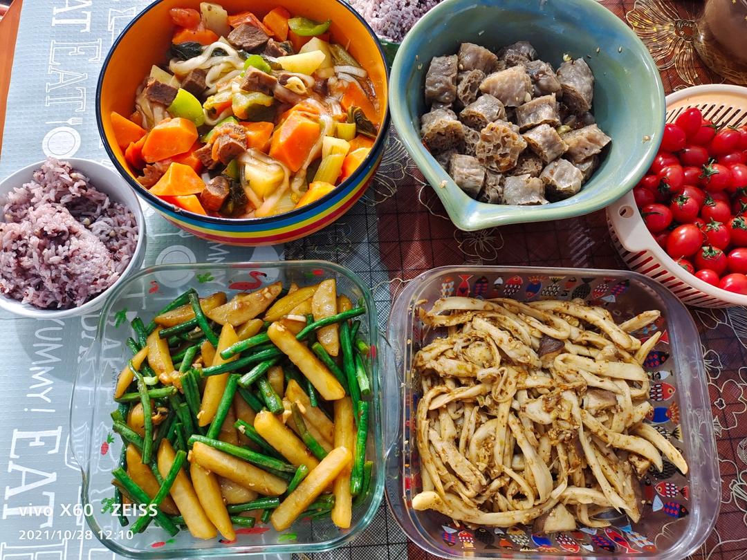 豇豆炒土豆是很神奇的一道菜, 没有一丁点肉, 却好吃到爆