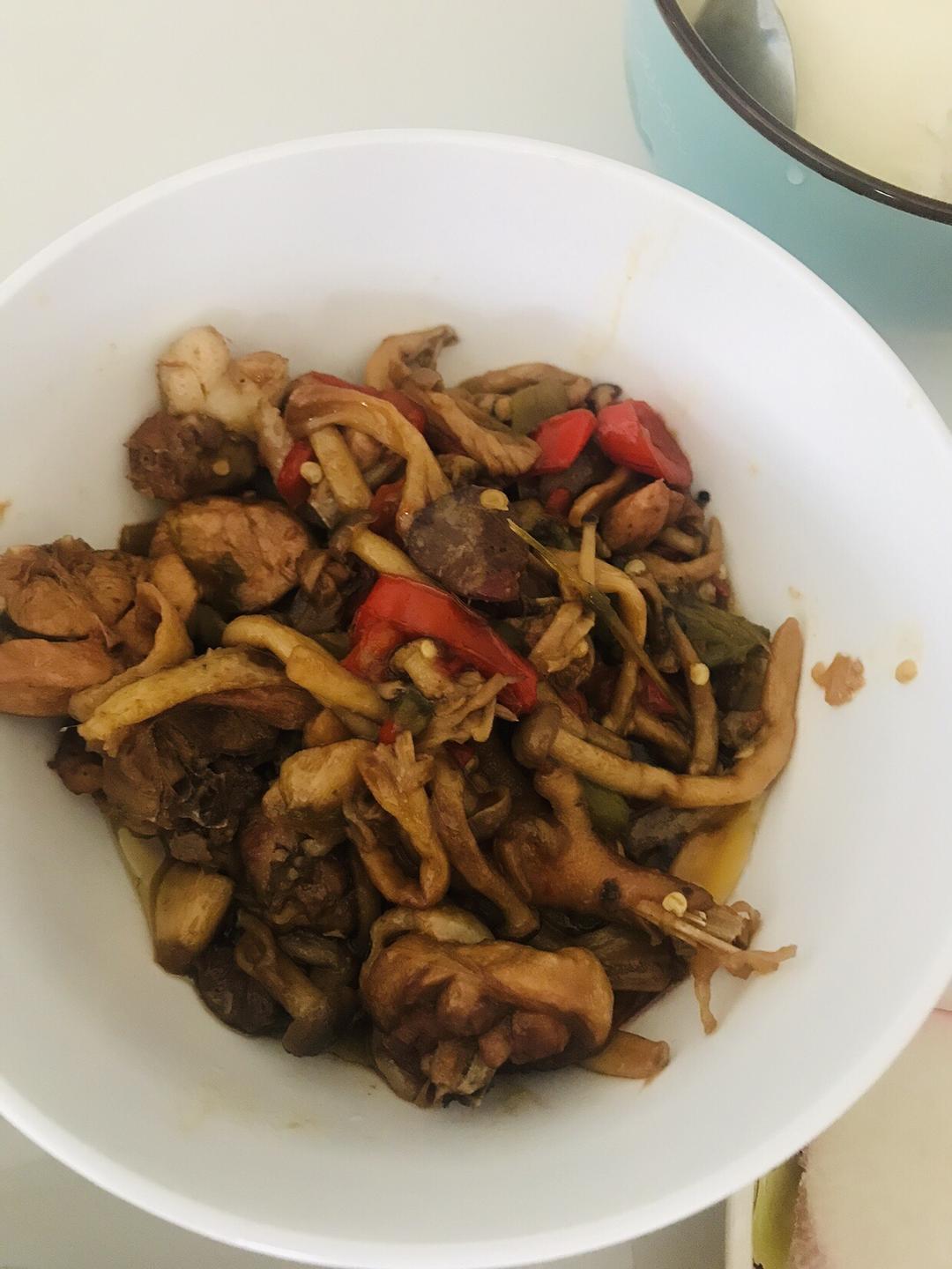 蟹腿菇炒鸡肉的做法