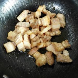 笋干焖五花肉的做法 步骤2