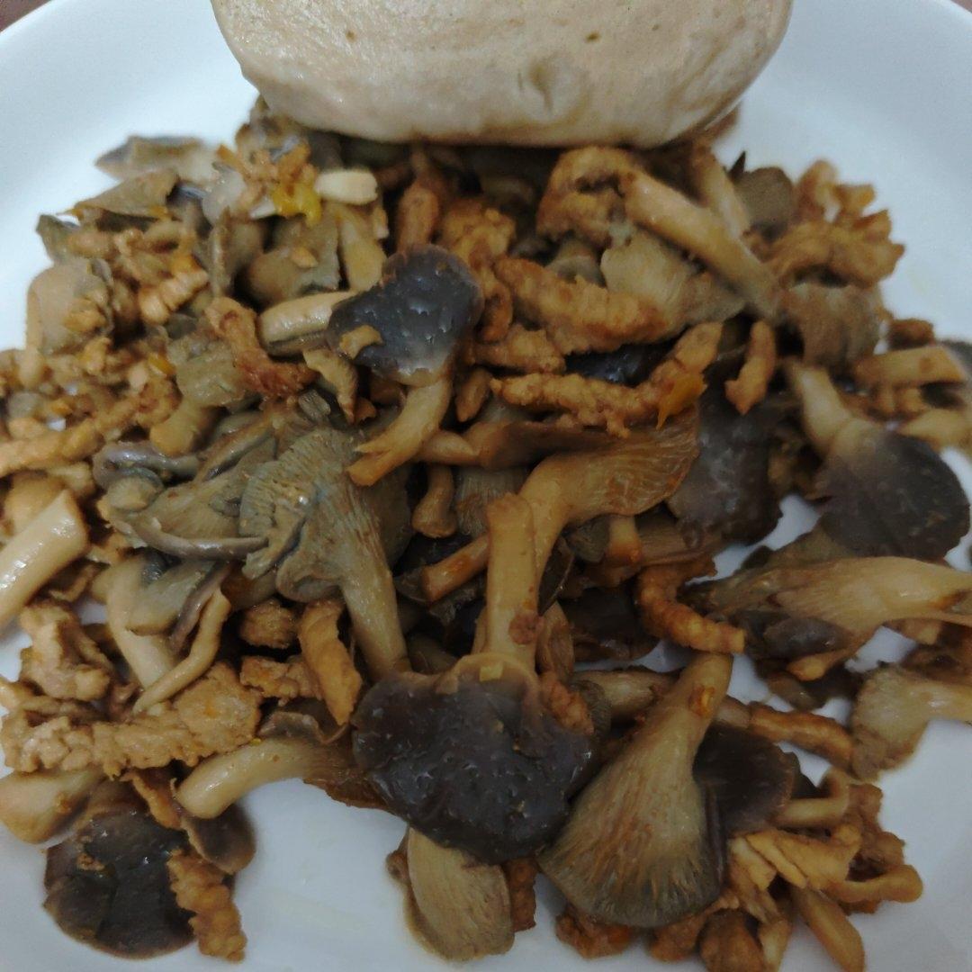 简单美味的蘑菇炒肉