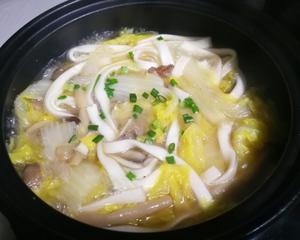 白菜杂菇肉片汤的做法 步骤2