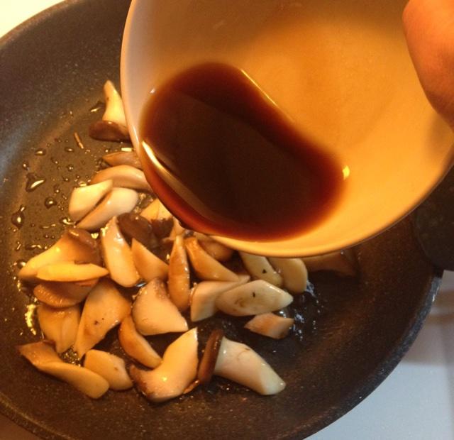 油焖松茸菇的做法 步骤3