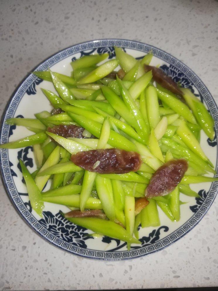芦笋炒腊肠