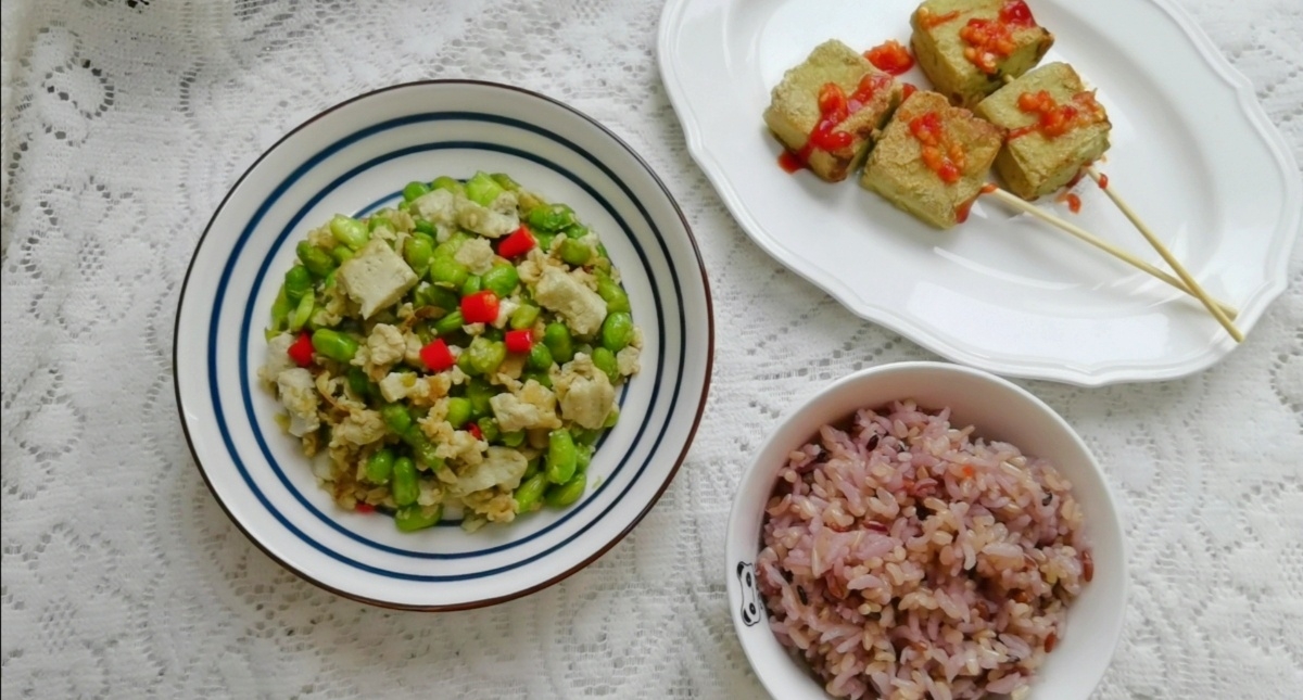 闻着臭吃着香的臭豆腐烧毛豆的做法 步骤5