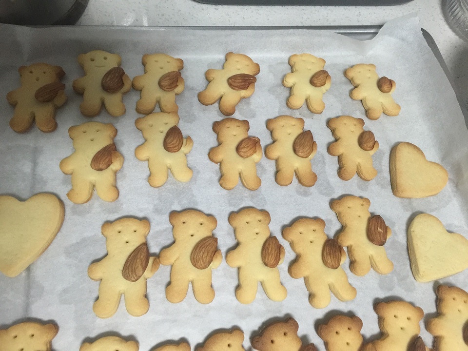 抱杏仁的小熊造型饼干