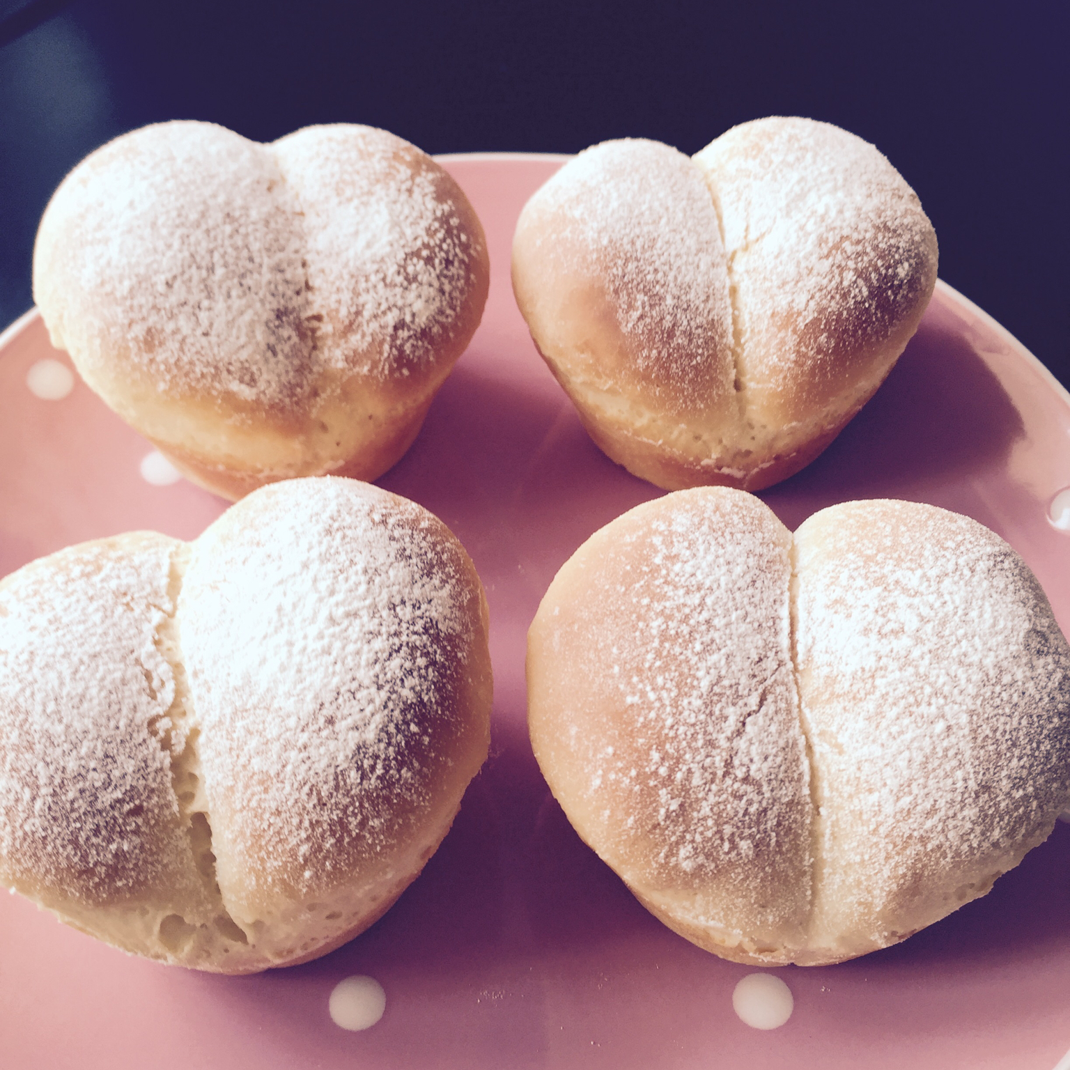 女子旁姗姗做的糯米粉小餐包