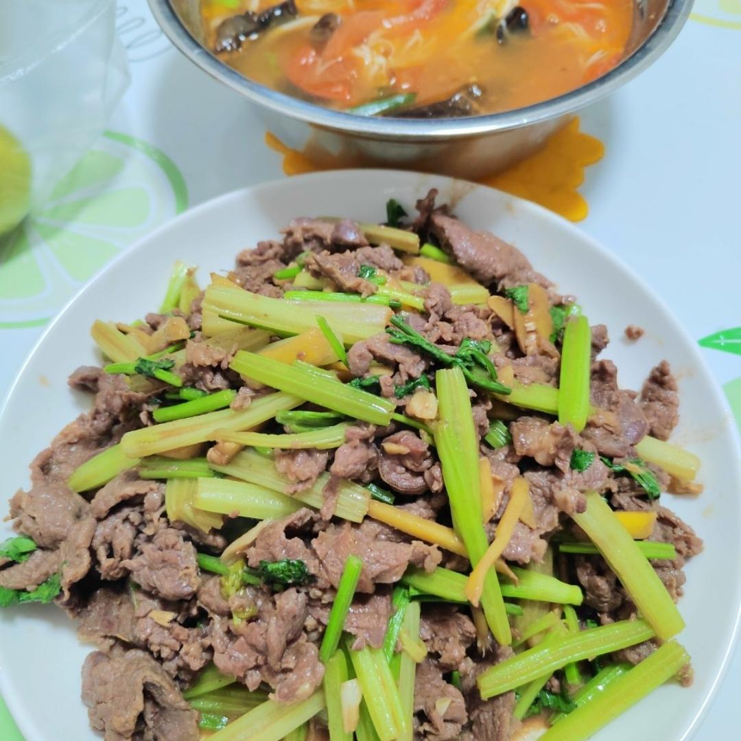 牛肉炒芹菜(不老不柴嫩滑多汁)