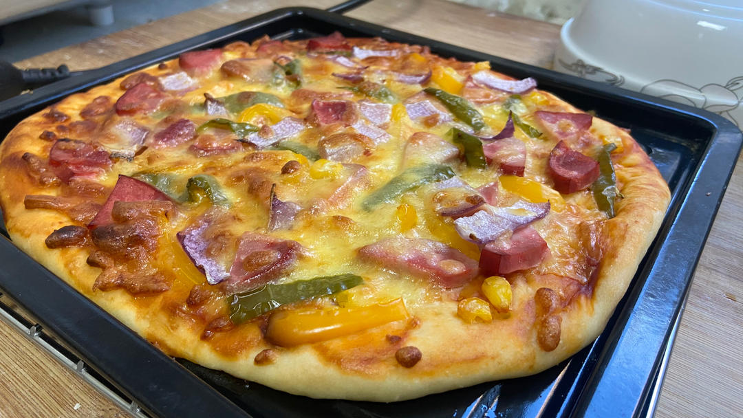 薄饼脆皮火腿pizza