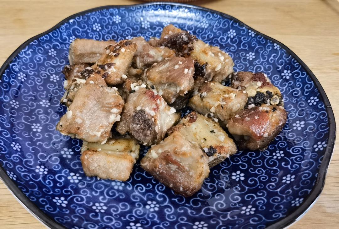 我家排骨从不红烧，加一些大蒜，出锅香喷喷，孩子吃完舔手指