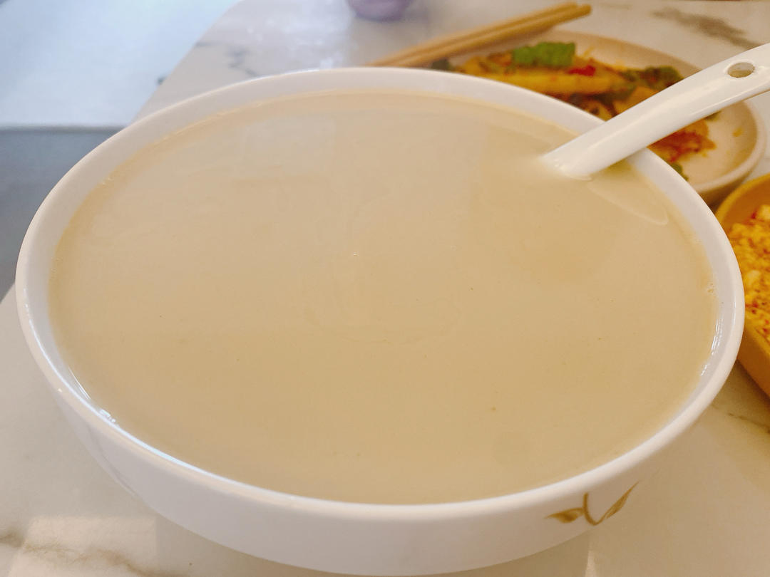 清炖鲫鱼汤 三个关键步骤让你轻松炖出汤浓味鲜色白似奶的鲫鱼汤
