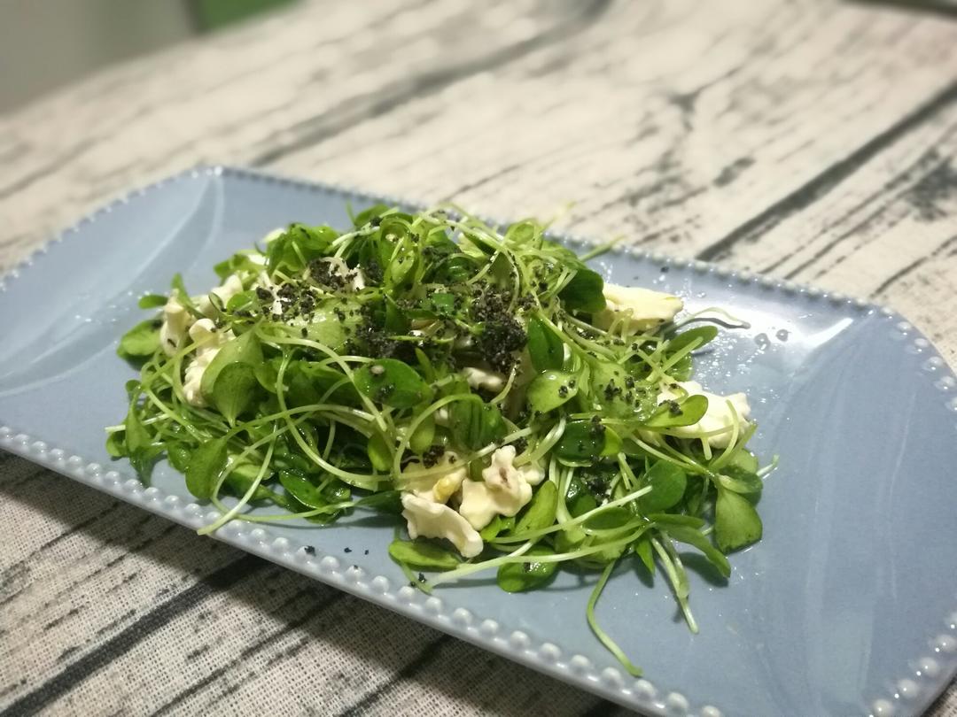 香椿苗拌核桃仁