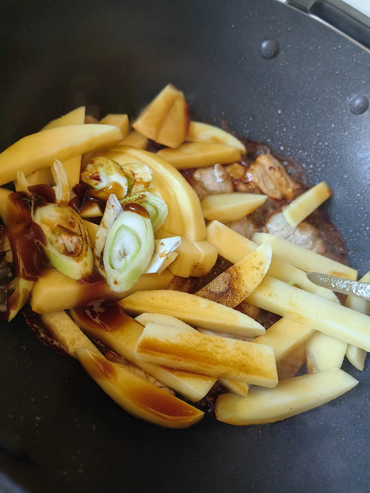 <酸菜土豆炖粉条>，欣小厨 😉的做法 步骤7