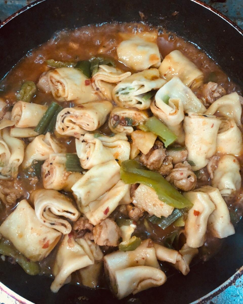 鸡肉焖卷子