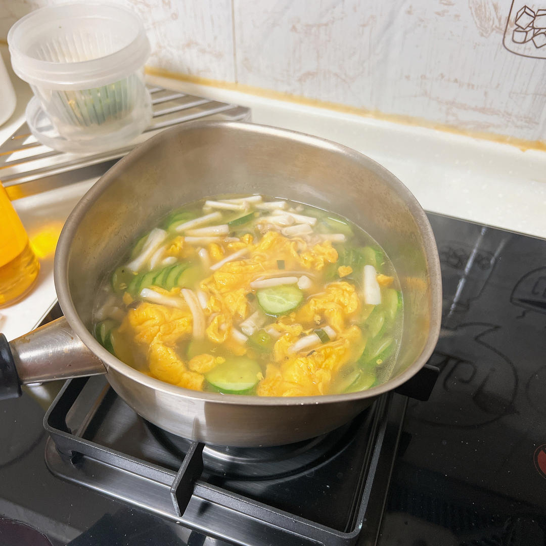 5分钟就能做好的巨鲜美的菌菇黄瓜汤