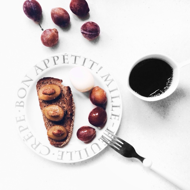 西梅蜂蜜三明治（open-faced）