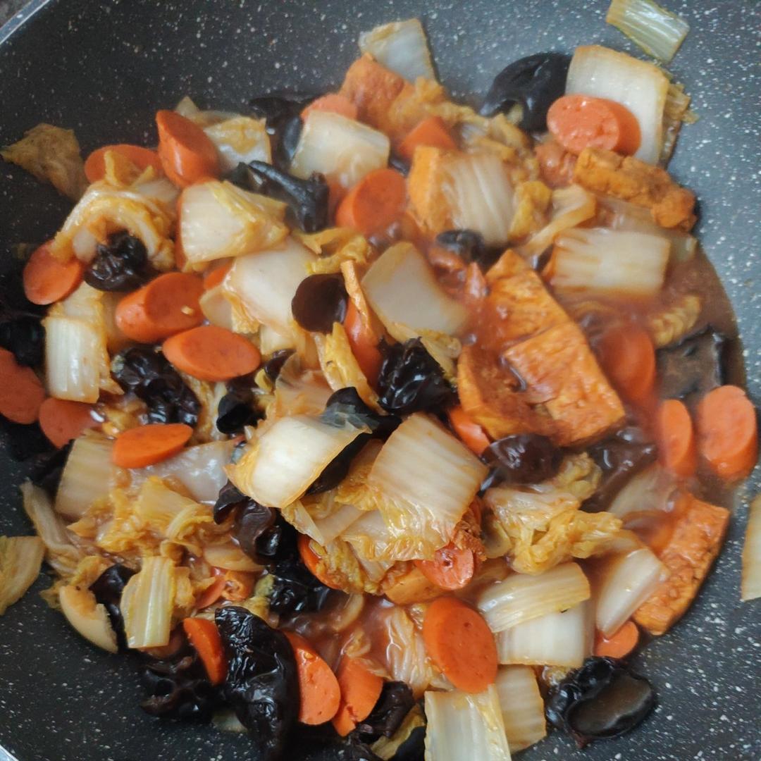 酱香美味!好吃到光盘的火腿白菜豆腐煲~