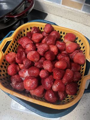草莓酱自制（冻草莓版）孩子特别爱吃，零添加的做法 步骤1