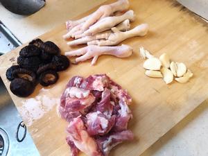 鸡爪排骨炖香菇的做法 步骤1