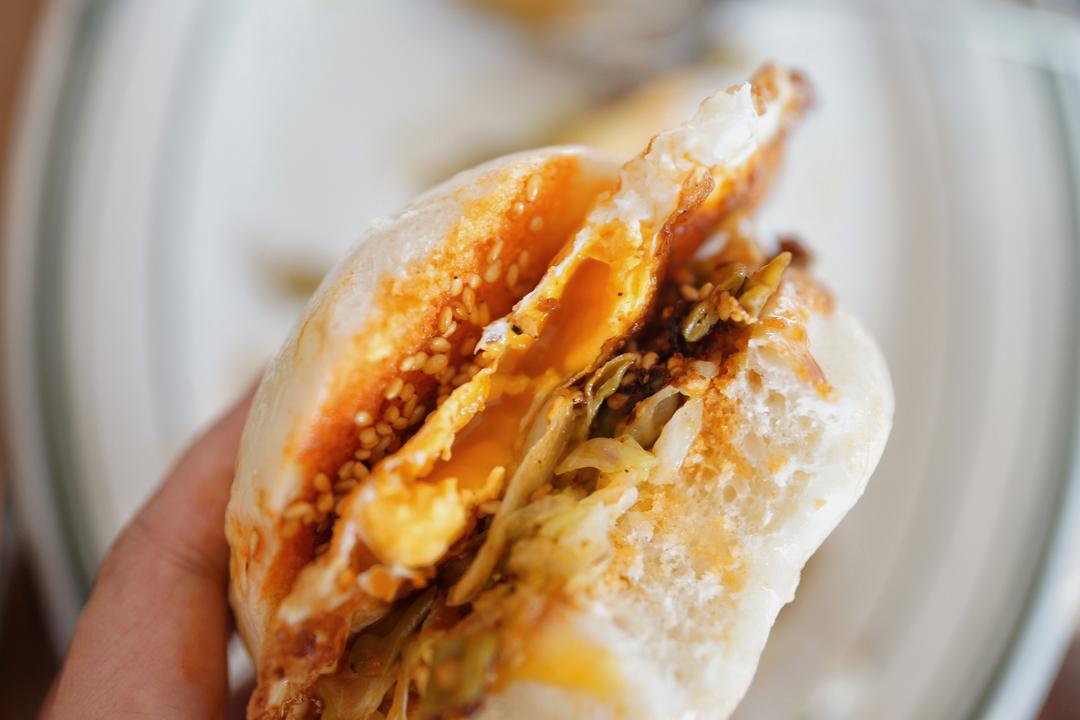 用料馒头1个鸡蛋1个圆白菜叶2片盐1小撮油泼辣子1勺酸豆角1勺菜蛋夹馍