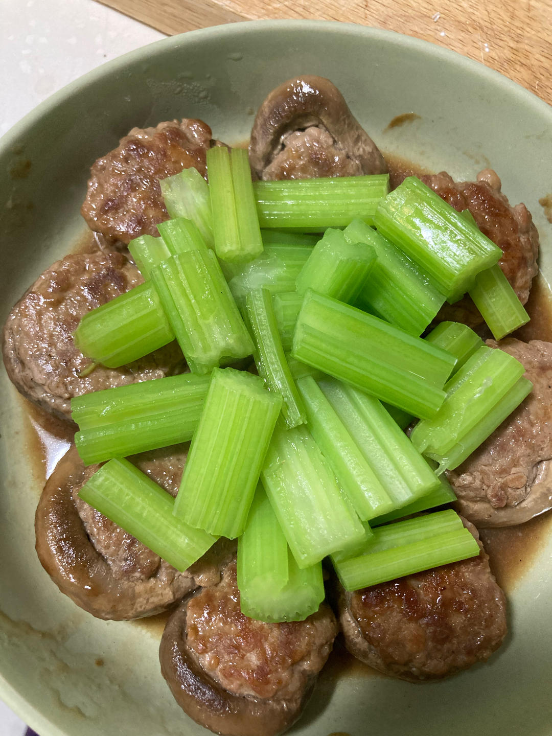 不会剩下一滴汤汁的口蘑酿肉
