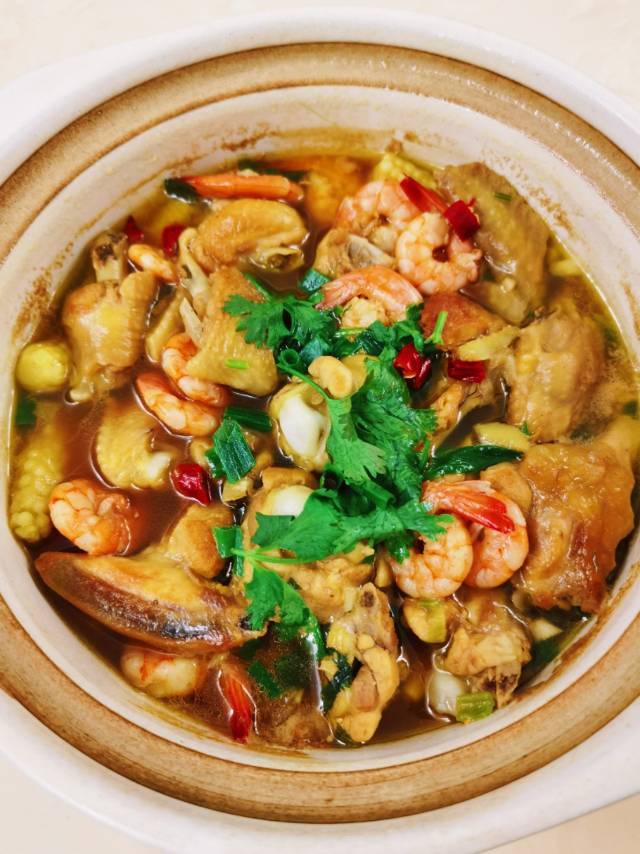 巨下饭的鲜虾鸡翅玉米煲