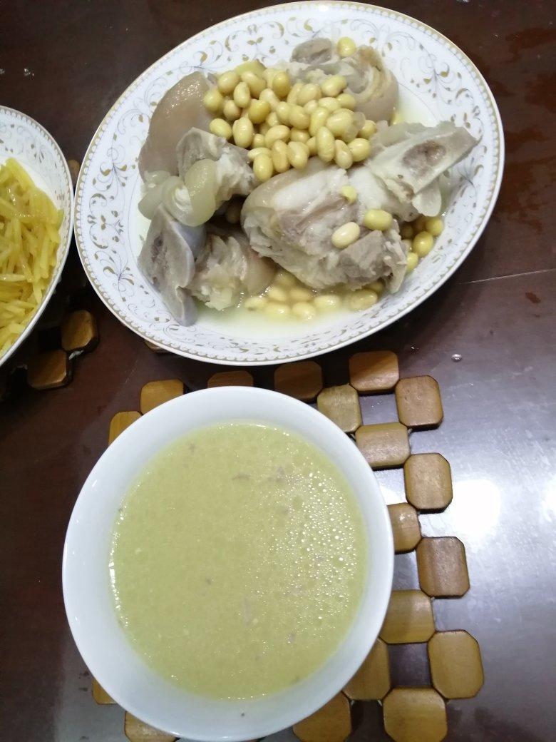 黄豆煲猪手汤
