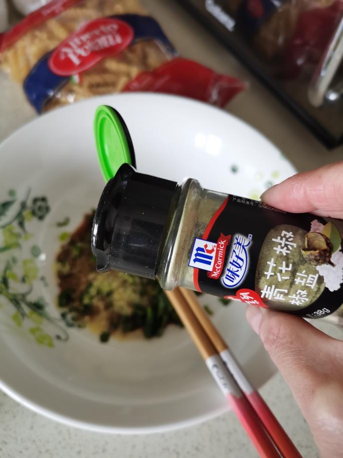 青花椒椒盐馄饨面的做法