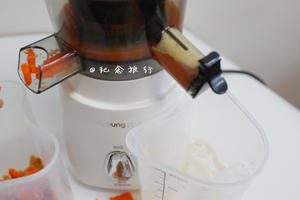 原汁机苹果胡萝卜汁的做法 步骤2