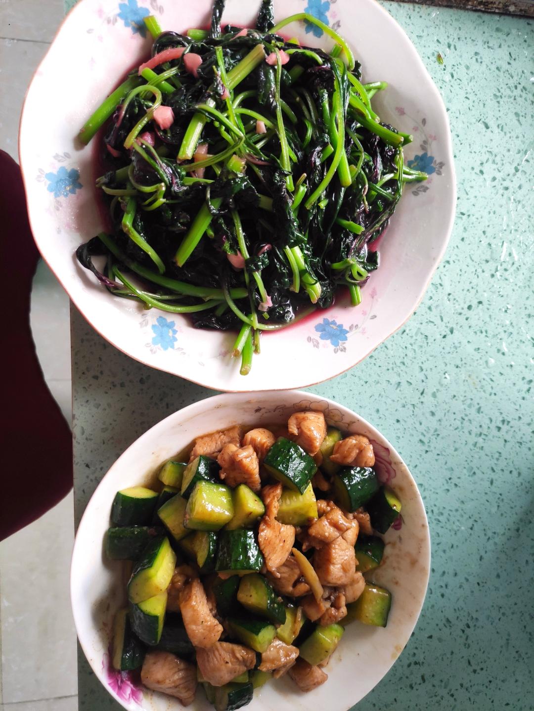 清爽好吃！低脂美味～黄瓜炒鸡胸肉丁