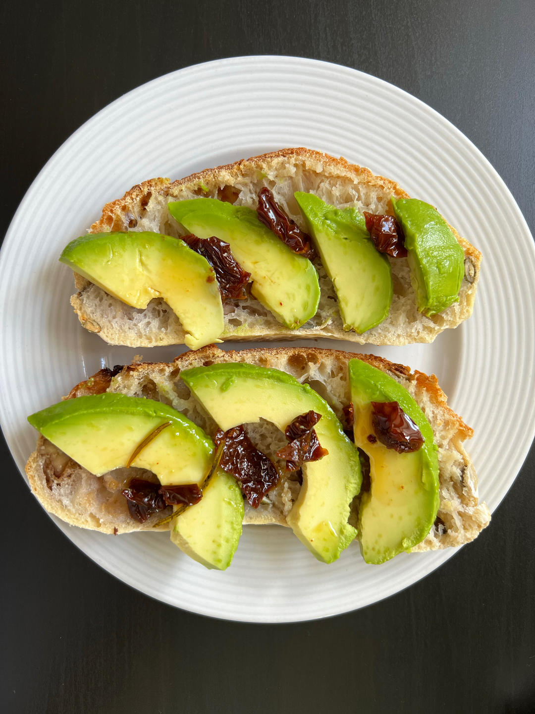 草莓牛油果面包