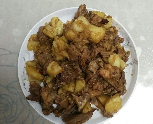 鸡骨架炖土豆的做法
