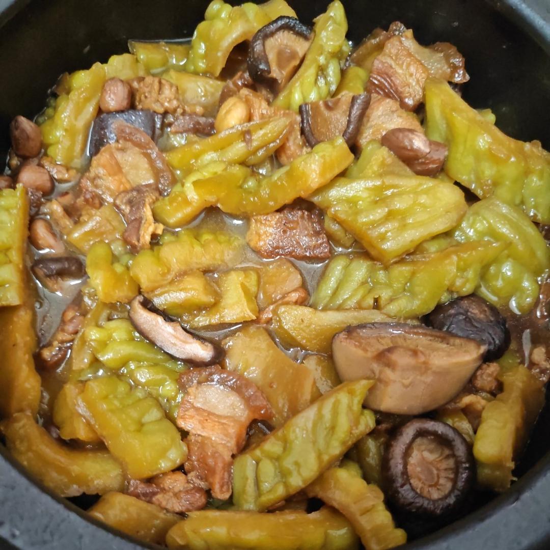 五花肉苦瓜煲
