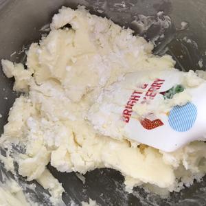 适合手绘的淡奶黄油霜的做法 步骤3
