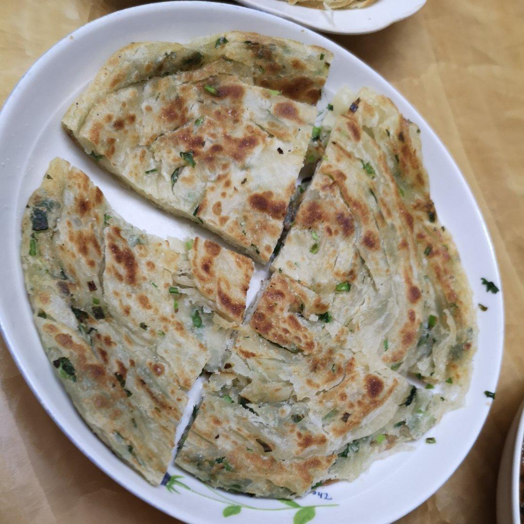 酥脆的烫面葱油饼