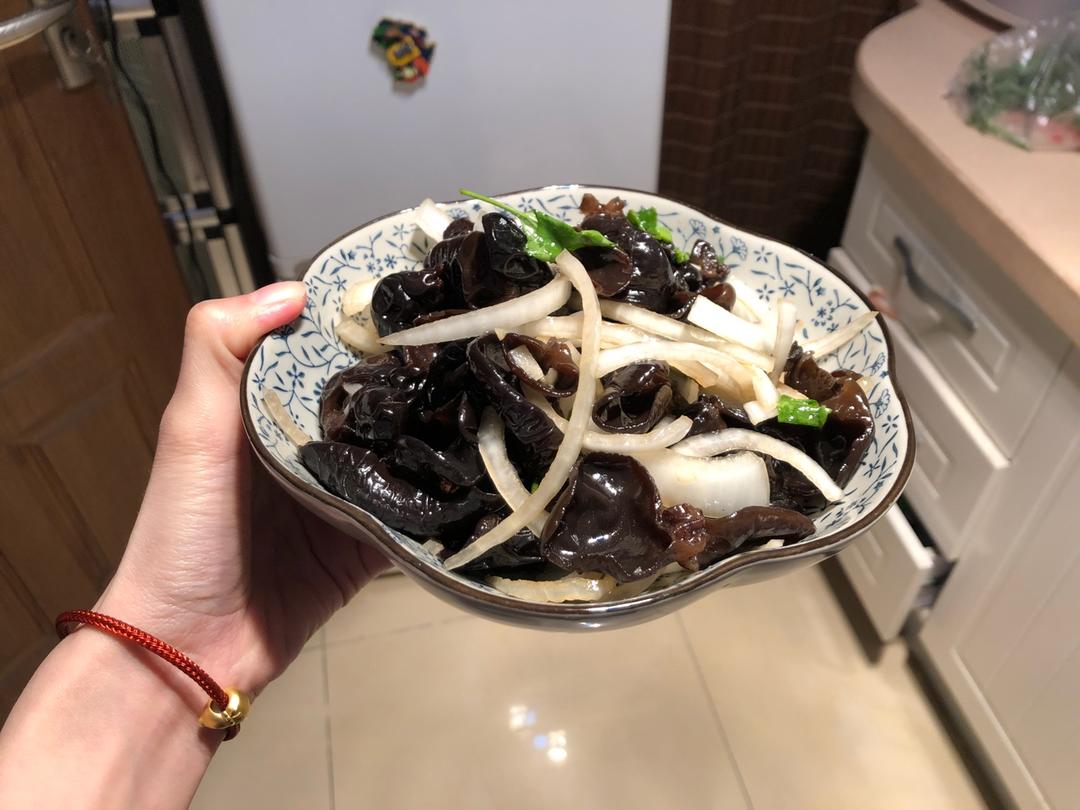 洋葱拌木耳