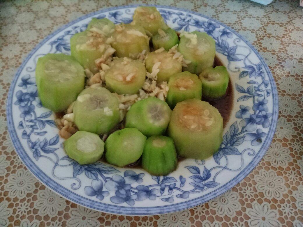 只需要五分钟就可以的美味蒜蓉蒸丝瓜