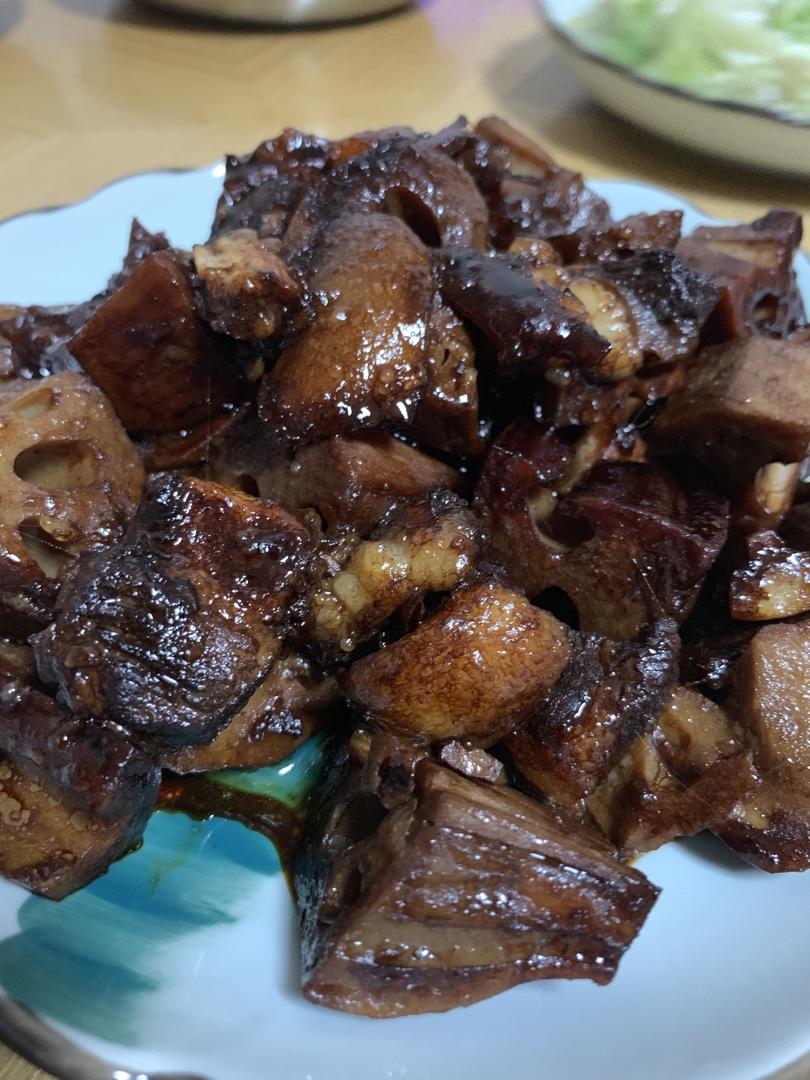 腩仔(五花腩)焖莲藕